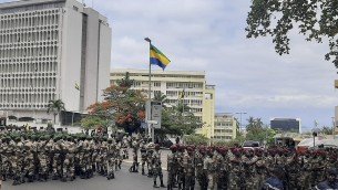 Golpe in Gabon, generale Nguema giura da presidente ad interim