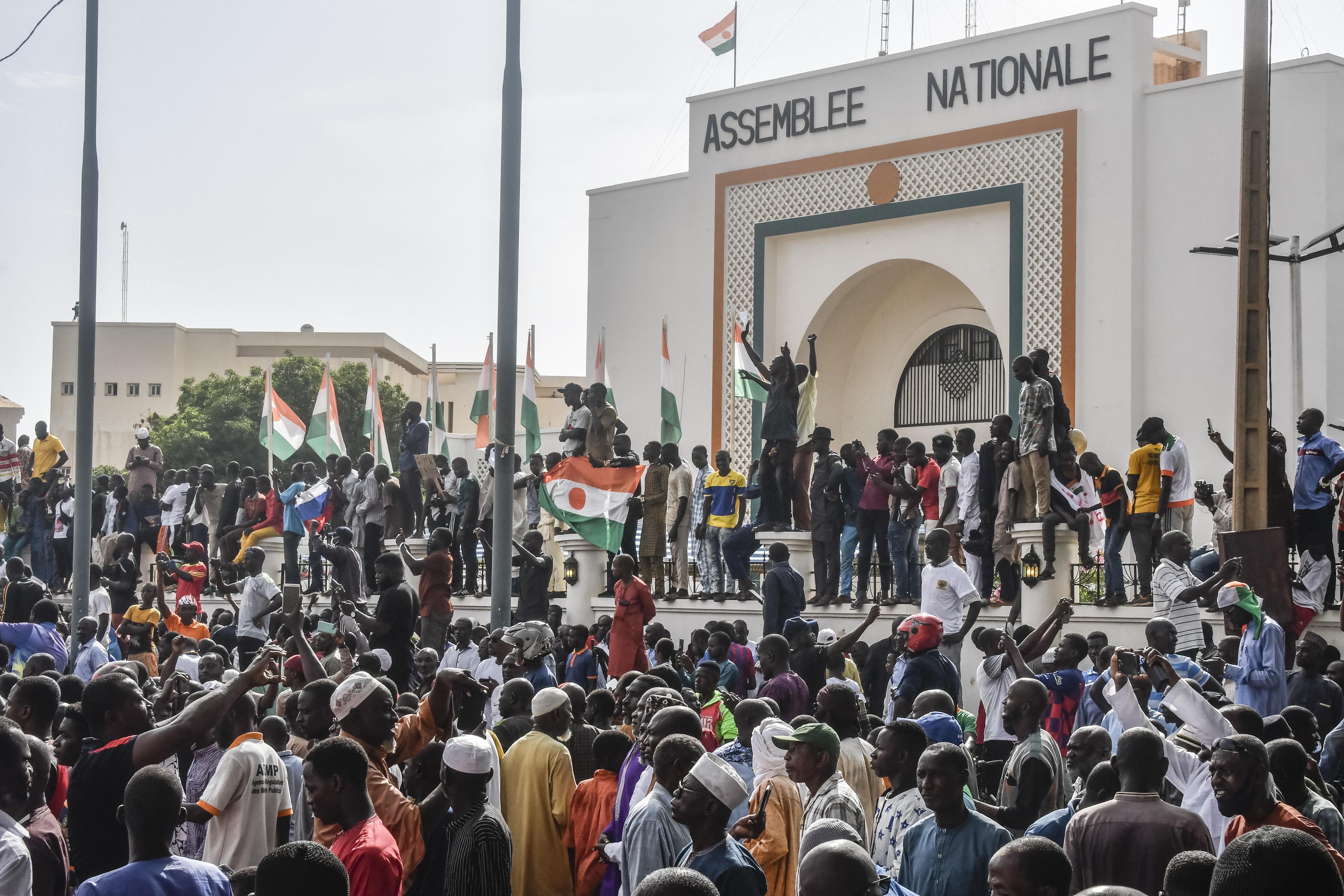 Golpe in Niger, Macron: "Ambasciatore Francia ostaggio dei militari"