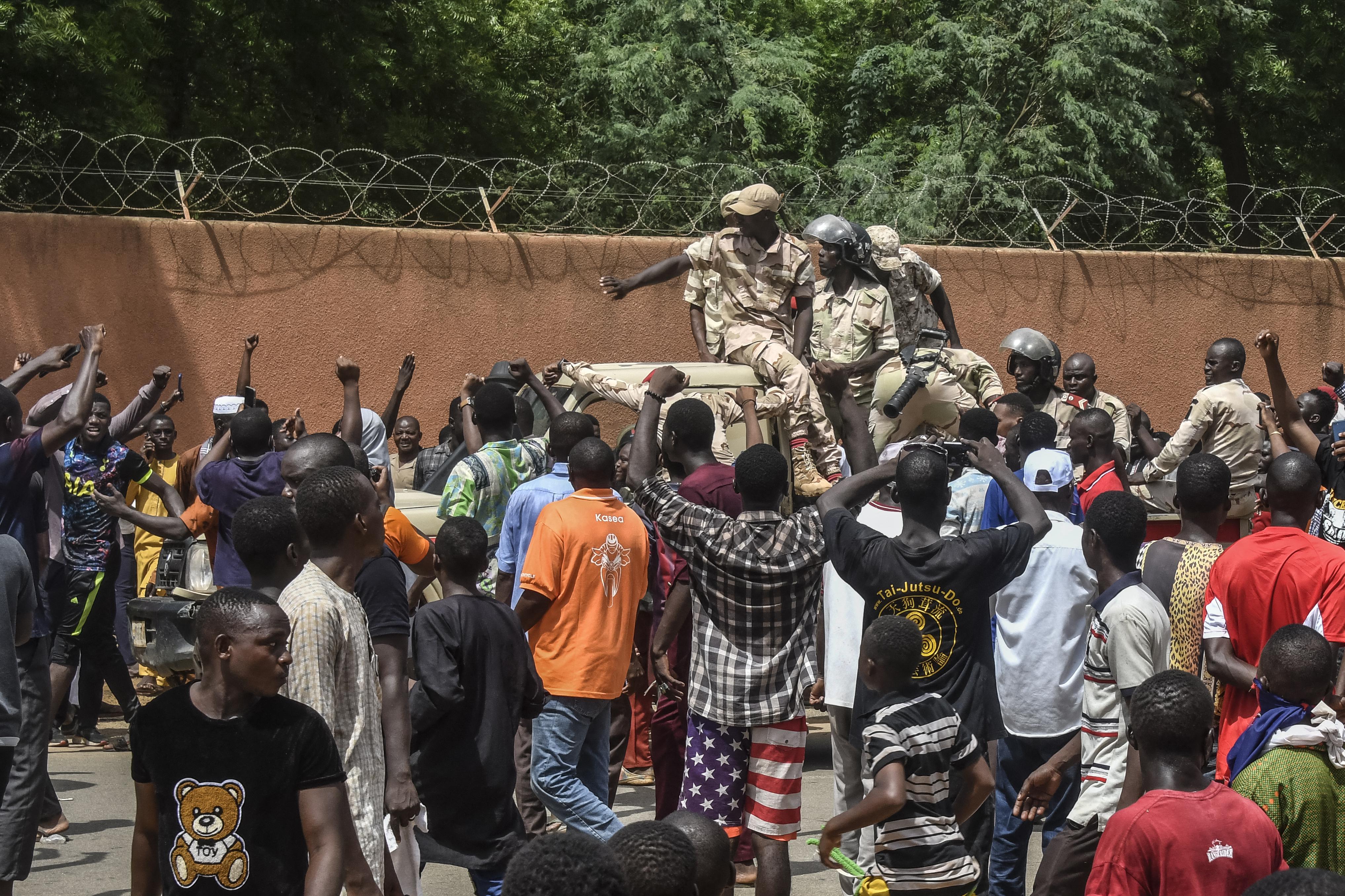 Golpe in Niger, ultimatum Francia: "Ripristinare democrazia entro domani"