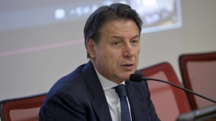 Governo, Conte: "A Palazzo Chigi c'è l'avatar della Meloni"