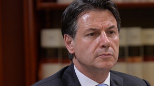 Governo, Conte 'bacchetta' Meloni: "Tra compiti fatti aumento contanti in valigetta"