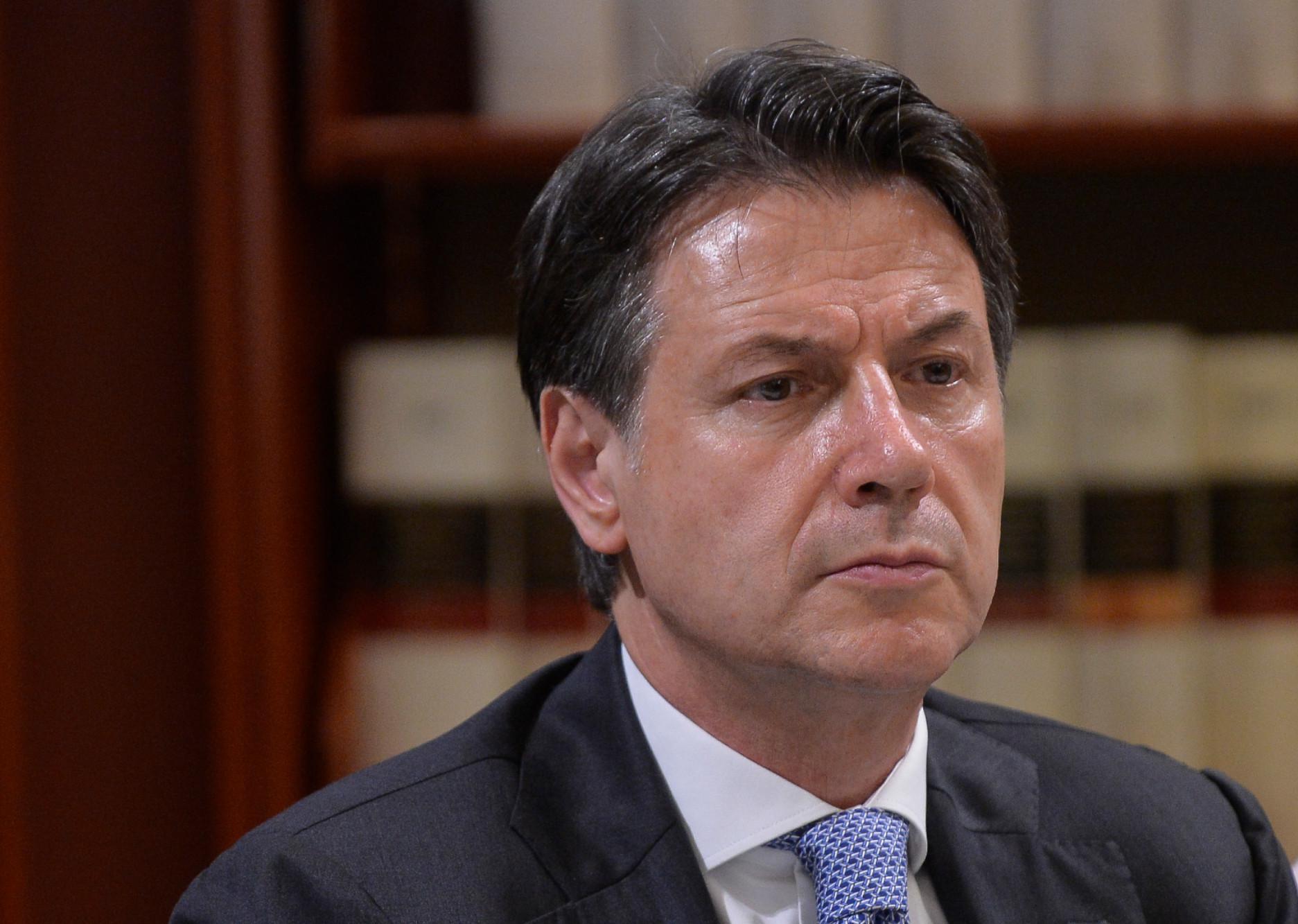Governo, Conte 'bacchetta' Meloni: "Tra compiti fatti aumento contanti in valigetta"