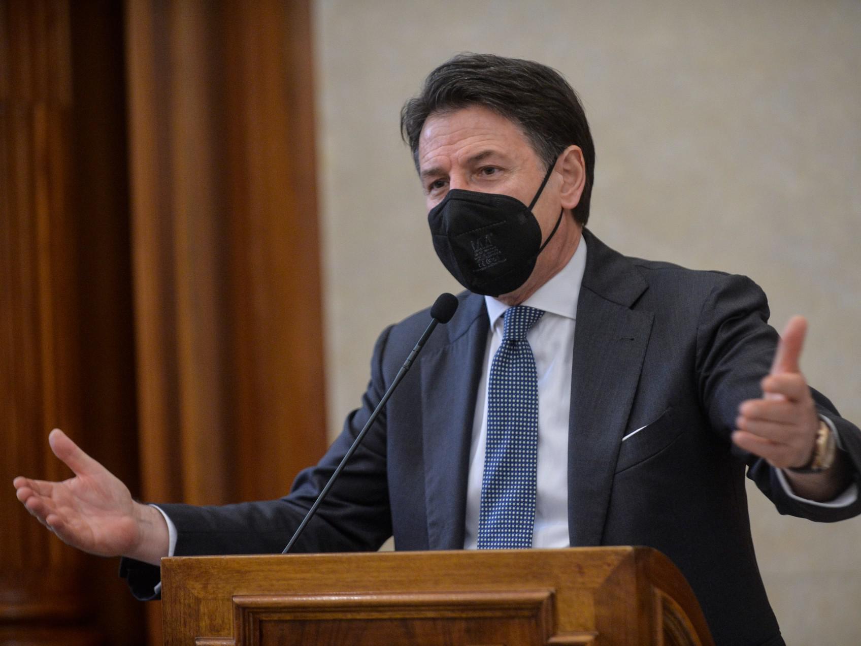 Governo, Conte: "Non voglio crisi, lavoro per rafforzare Draghi"