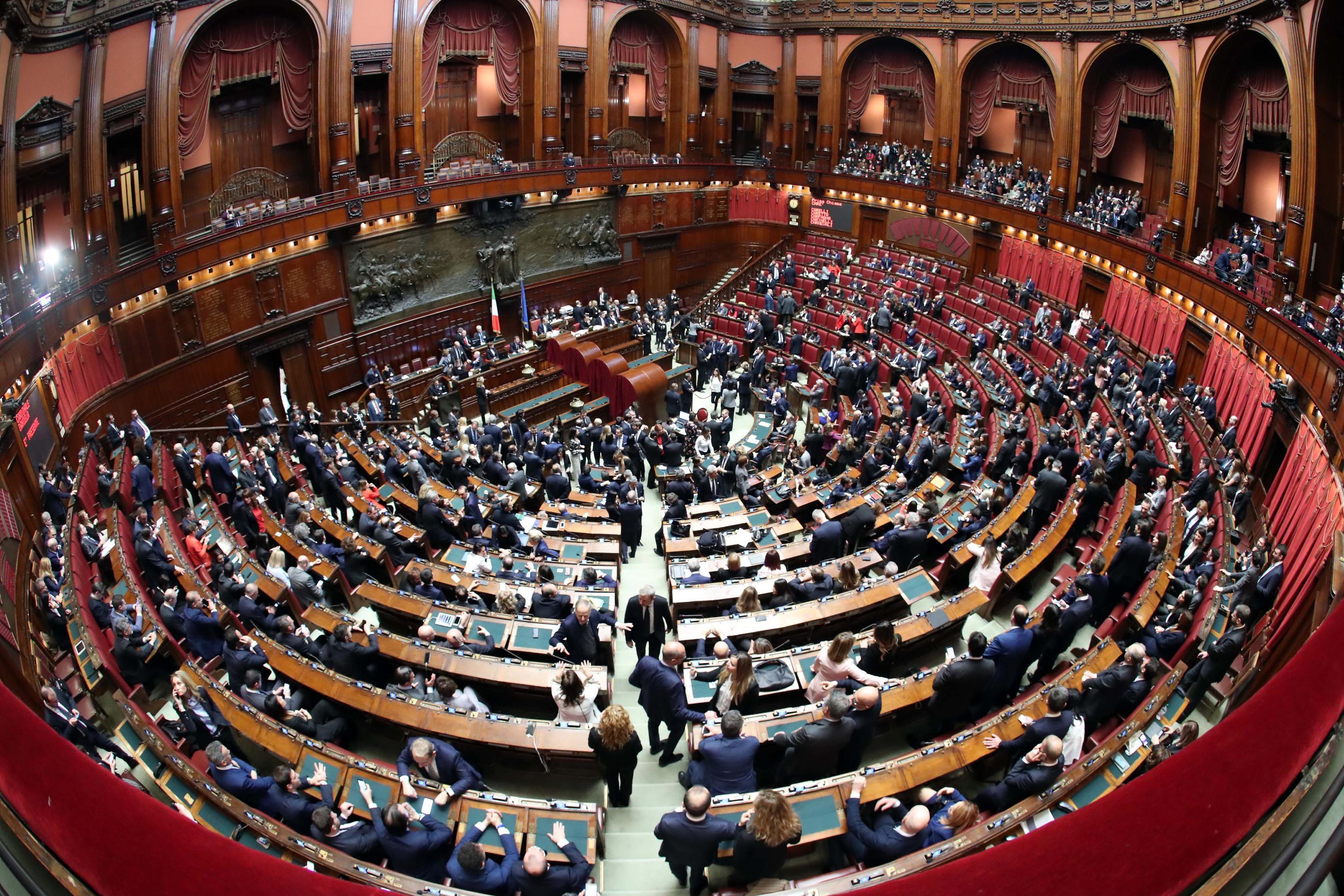 Governo Draghi, 12 deputati M5S assenti a voto e 4 astenuti: chi sono