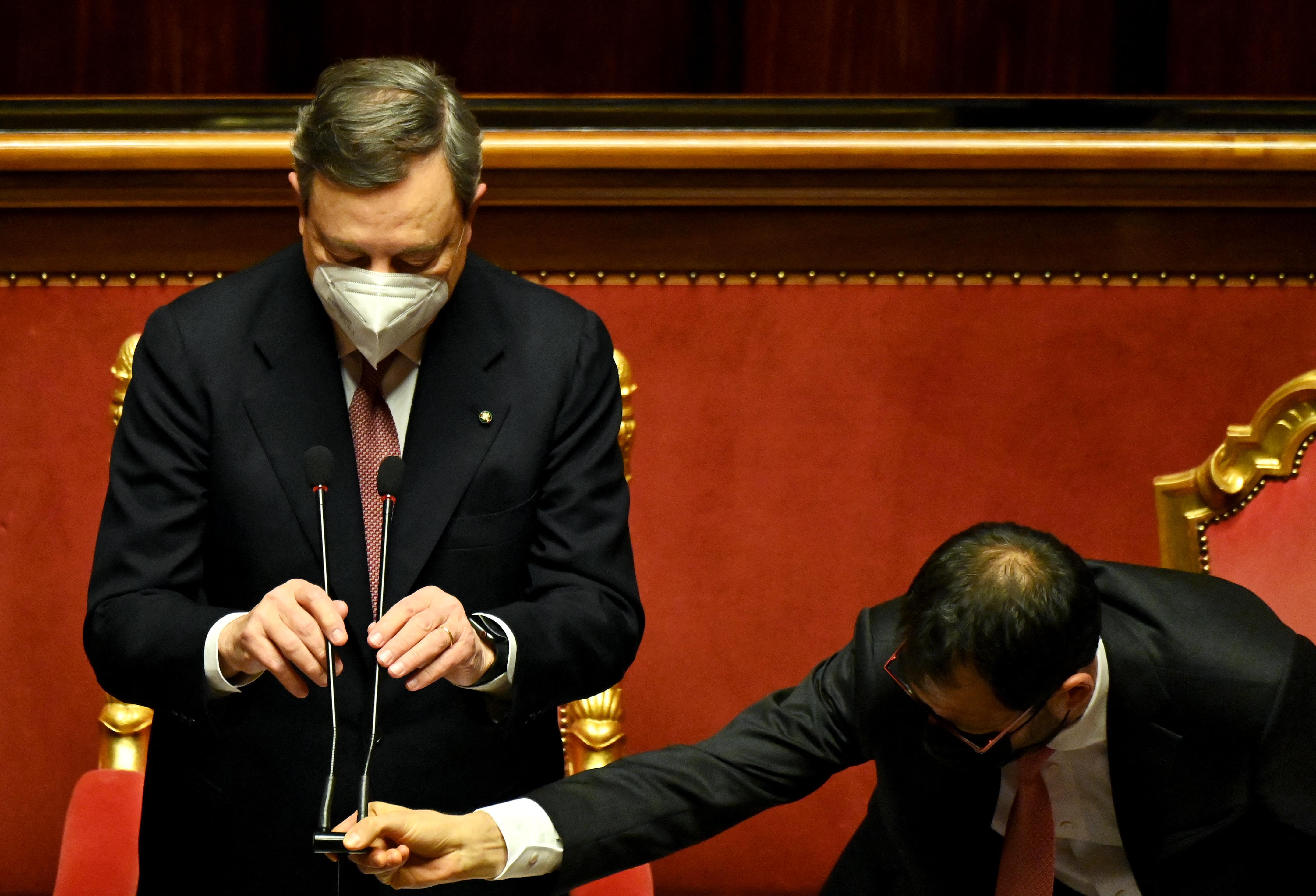 Governo, Draghi cita Conte: applausi e 'buu' al Senato