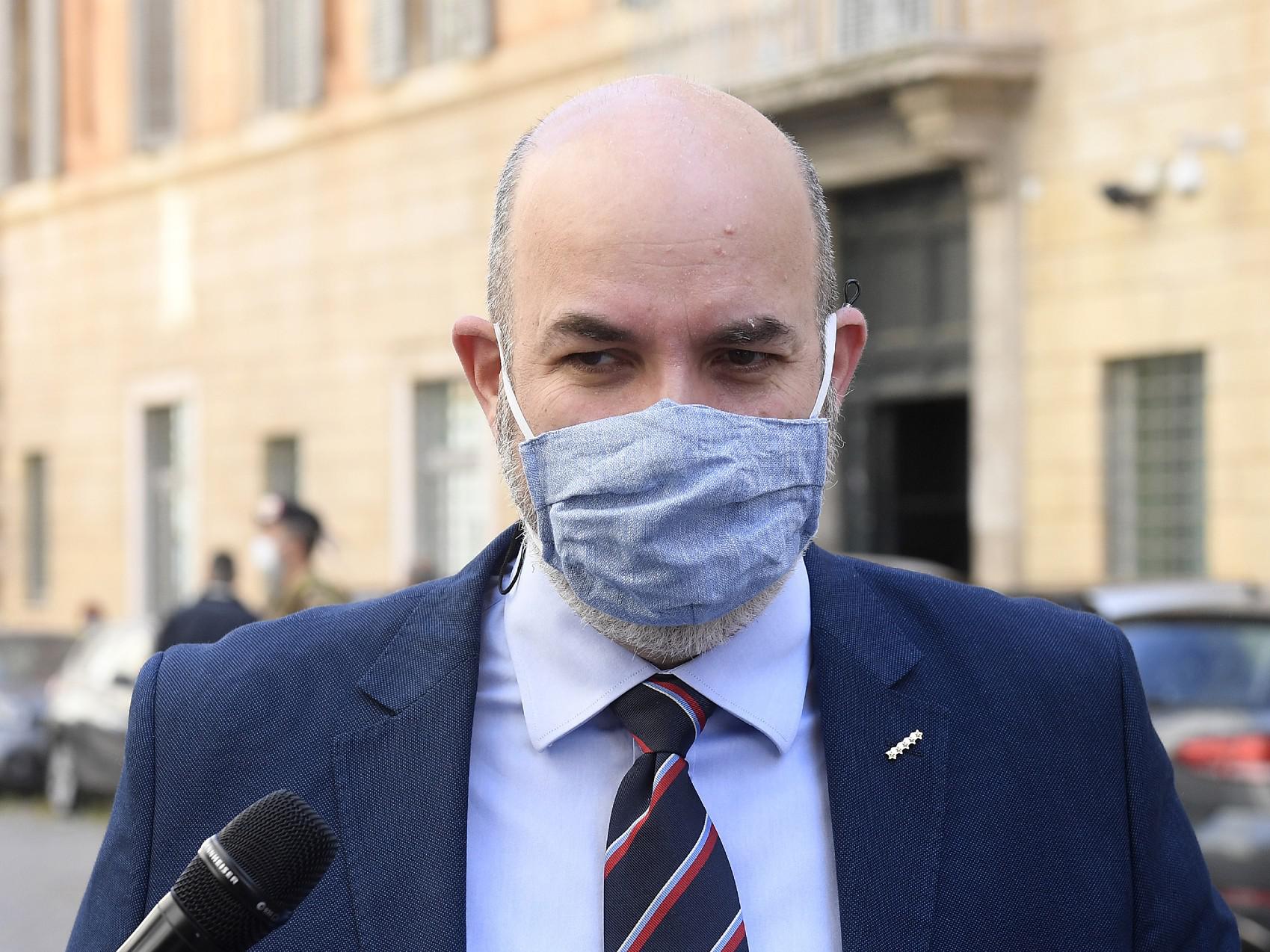 Governo Draghi, Crimi: "Espulsi deputati M5S che non hanno votato fiducia"