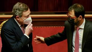 Governo, dubbio Draghi al Senato: "Quando posso sedermi?"