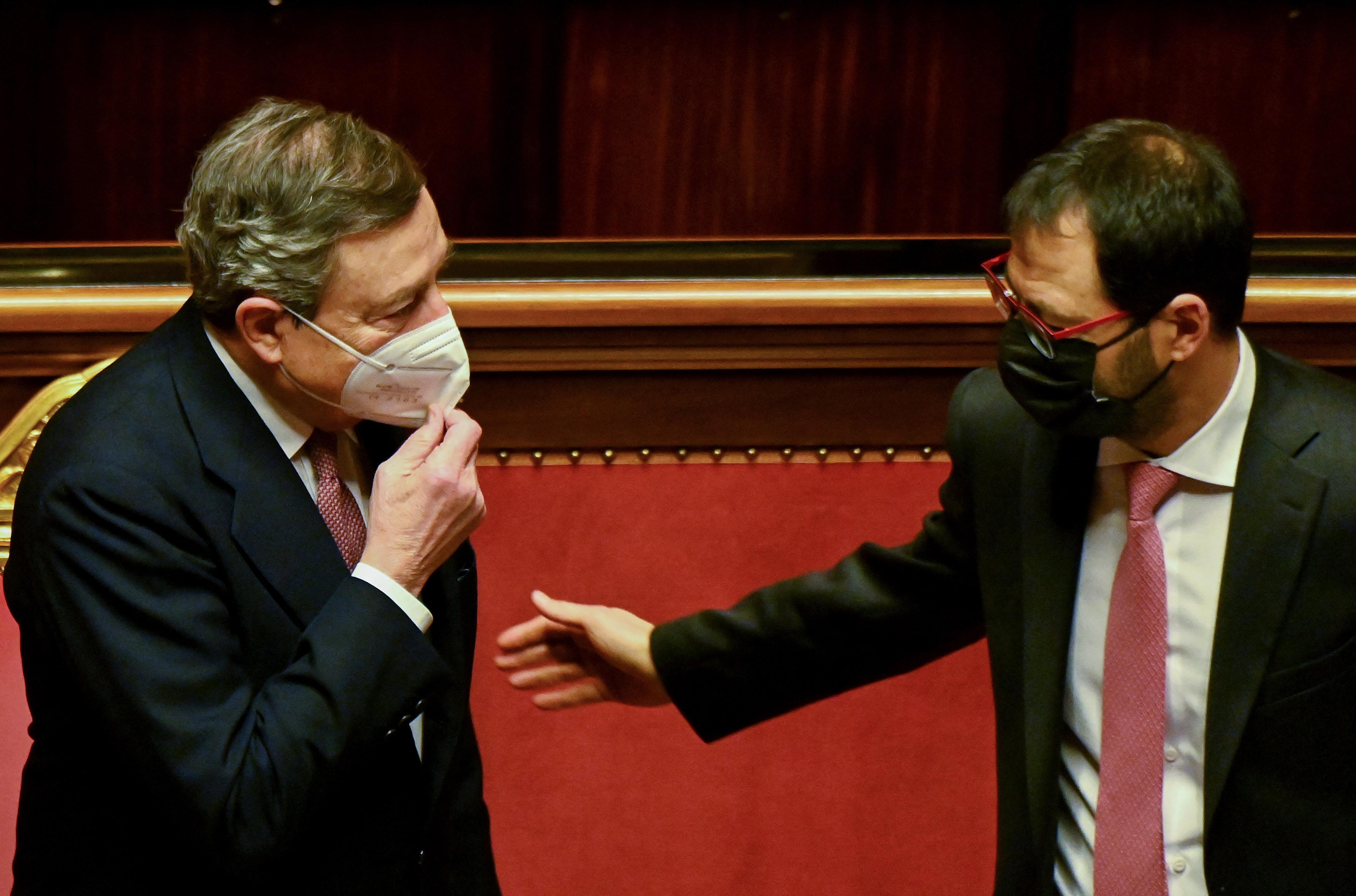 Governo, dubbio Draghi al Senato: "Quando posso sedermi?"
