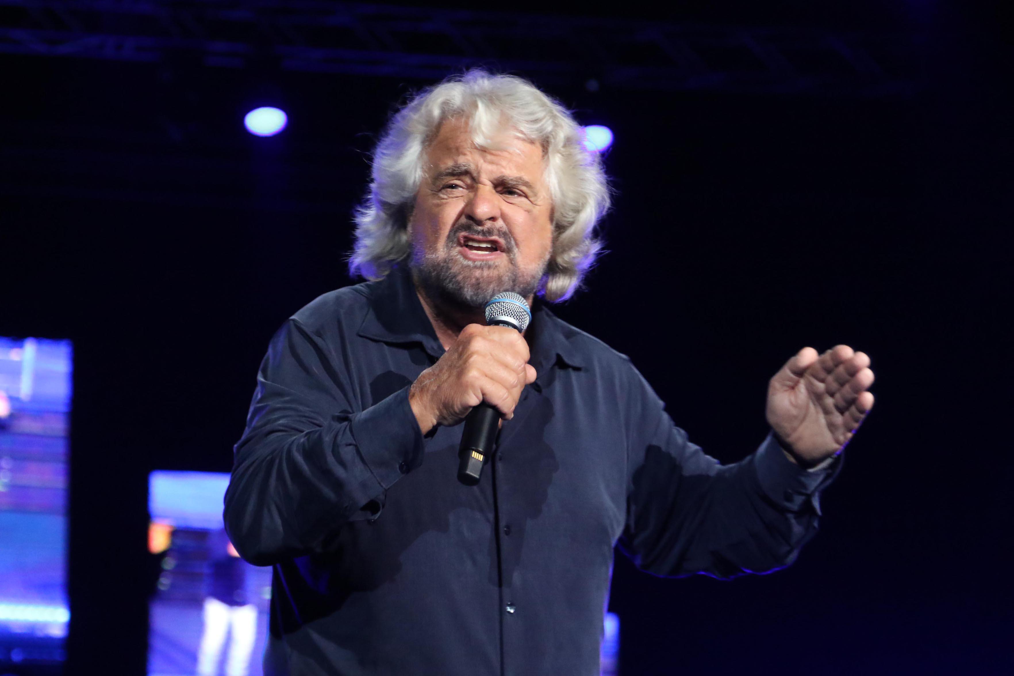 Governo, Grillo ai suoi: "Leali a Conte, no a Draghi"
