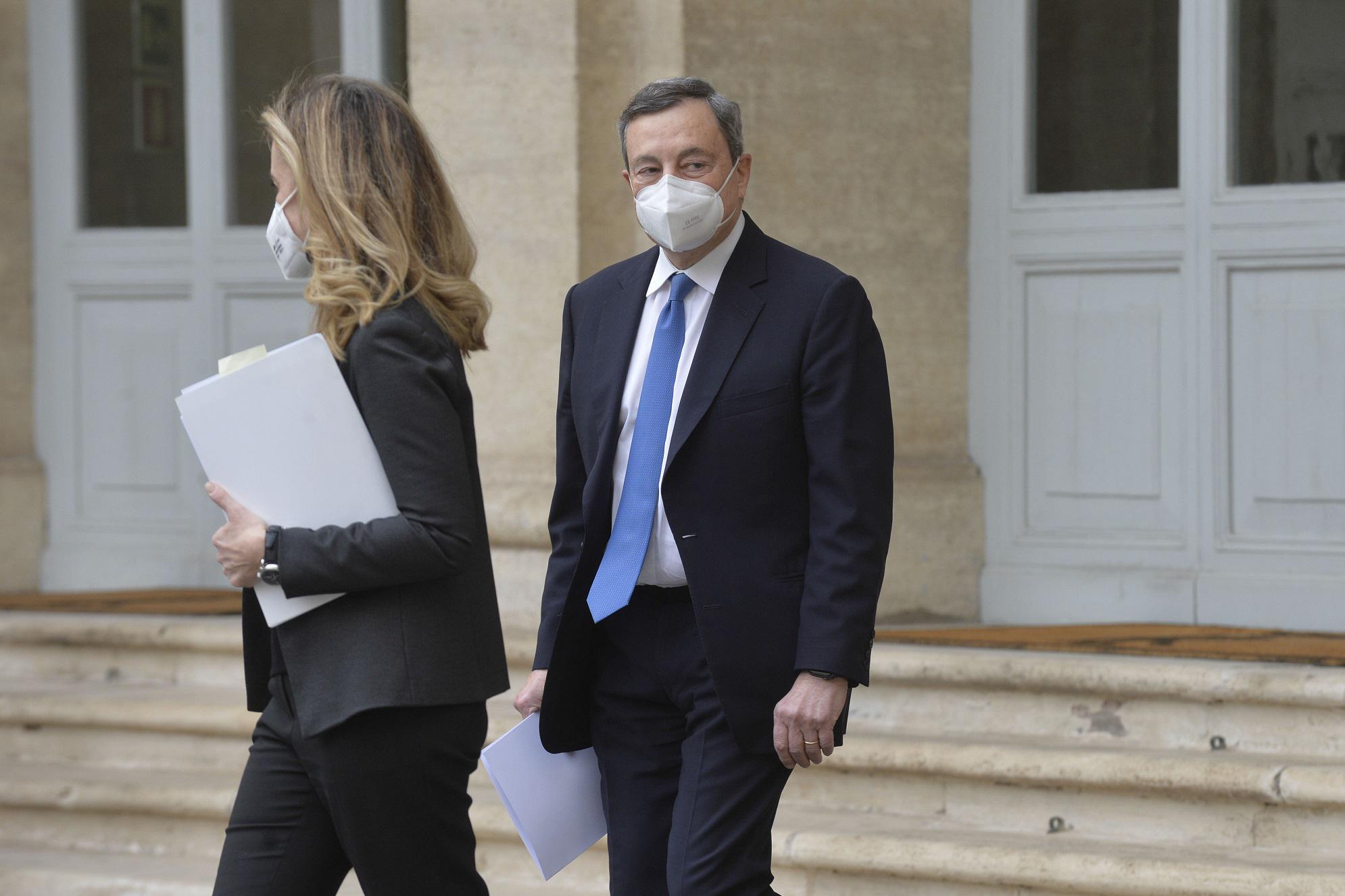 Governo, look istituzionale per Draghi