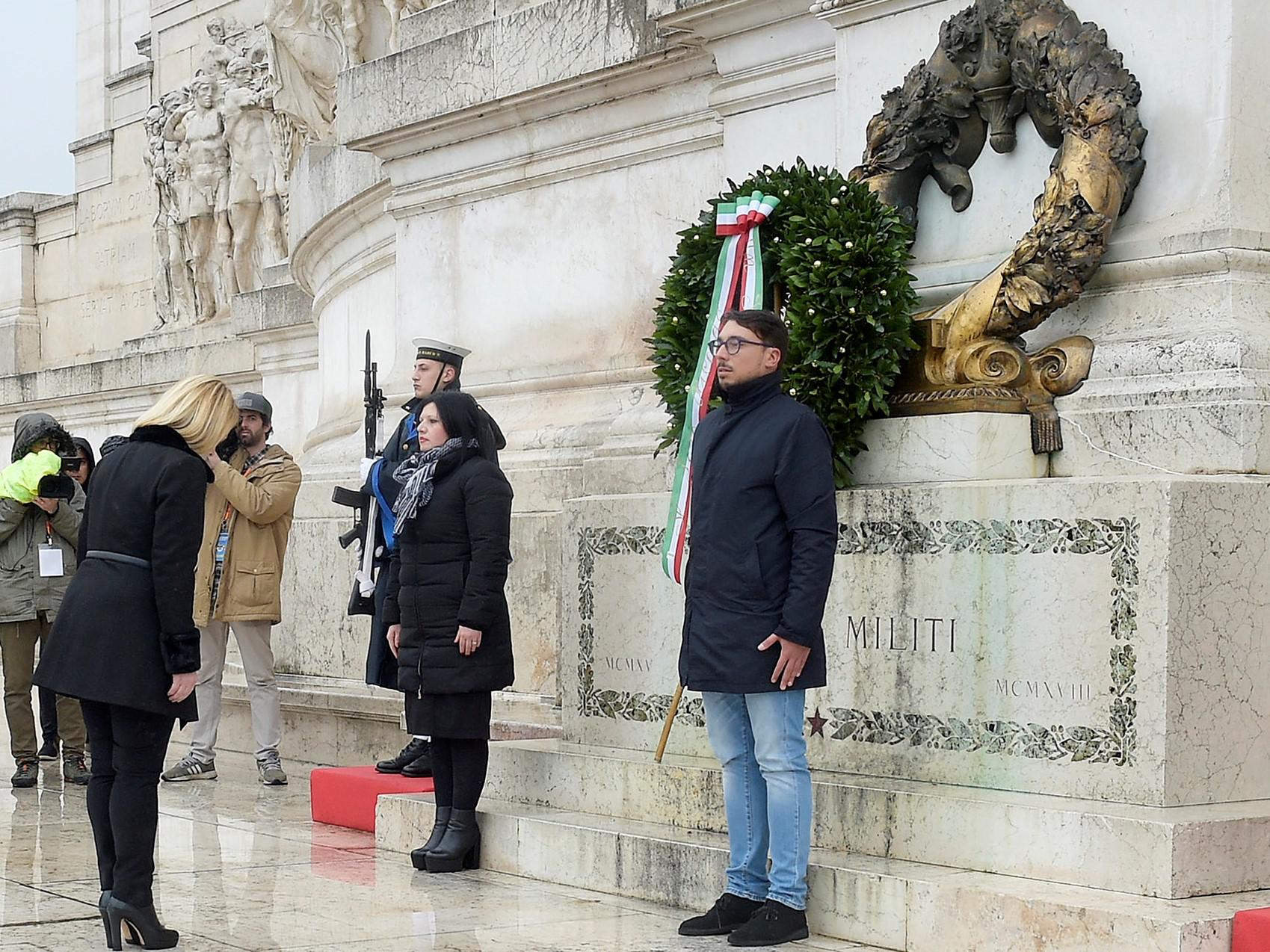 Governo, Meloni depone corona d'alloro a Tomba Milite Ignoto