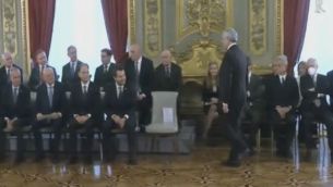 Governo Meloni: Salvini e la penna che 'sbanda' - Video