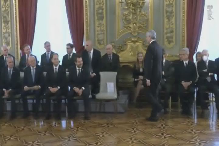 Governo Meloni: Salvini e la penna che 'sbanda' - Video