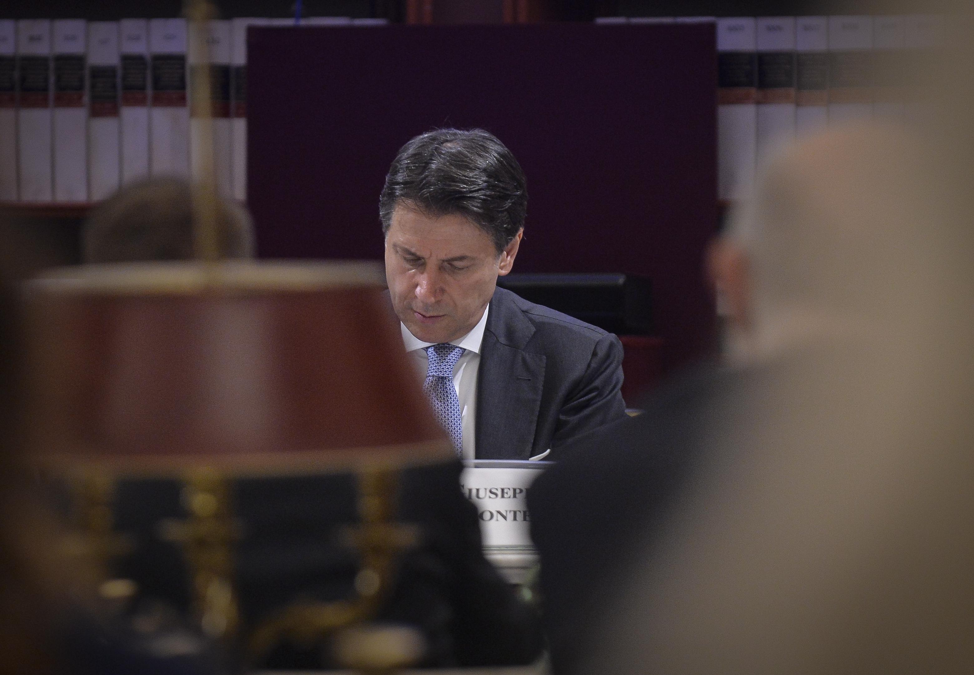 Governo, 'muro' ministri M5S: "Se verifica, sì a fiducia Draghi"