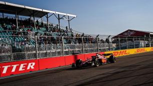 Gp Miami 2022, prima fila Ferrari: Leclerc pole davanti a Sainz