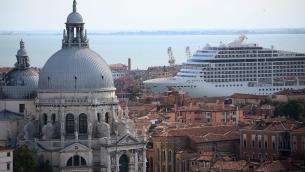 Grandi navi a Venezia, stop dal governo