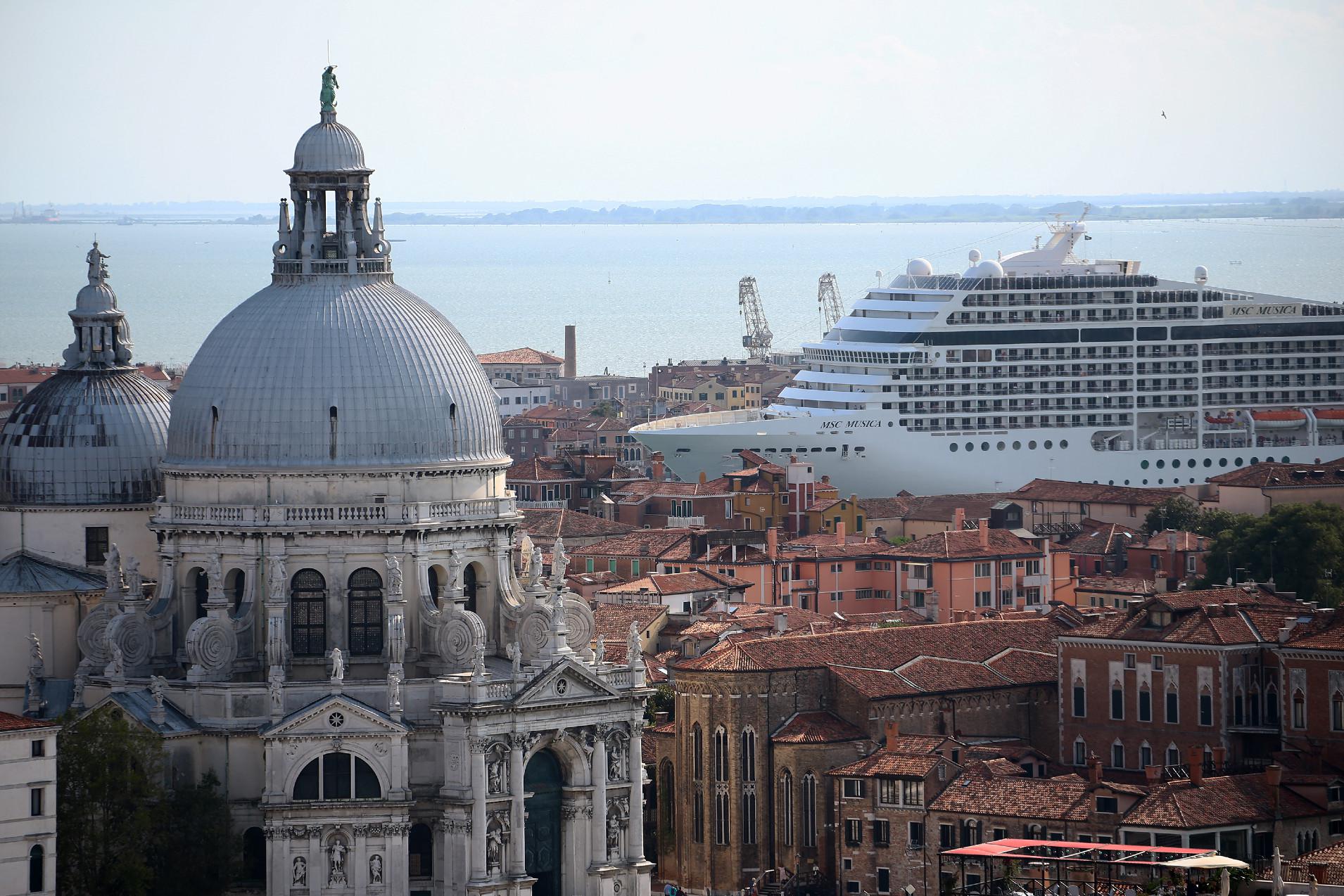 Grandi navi a Venezia, stop dal governo