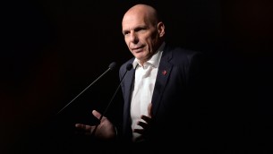 Grecia, ex ministro Varoufakis aggredito e ferito ad Atene