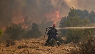 Grecia in fiamme, incendi anche a Corfù: evacuati 17 villaggi