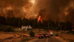 Grecia in fiamme, "incendi incontrollati minacciano vite umane"