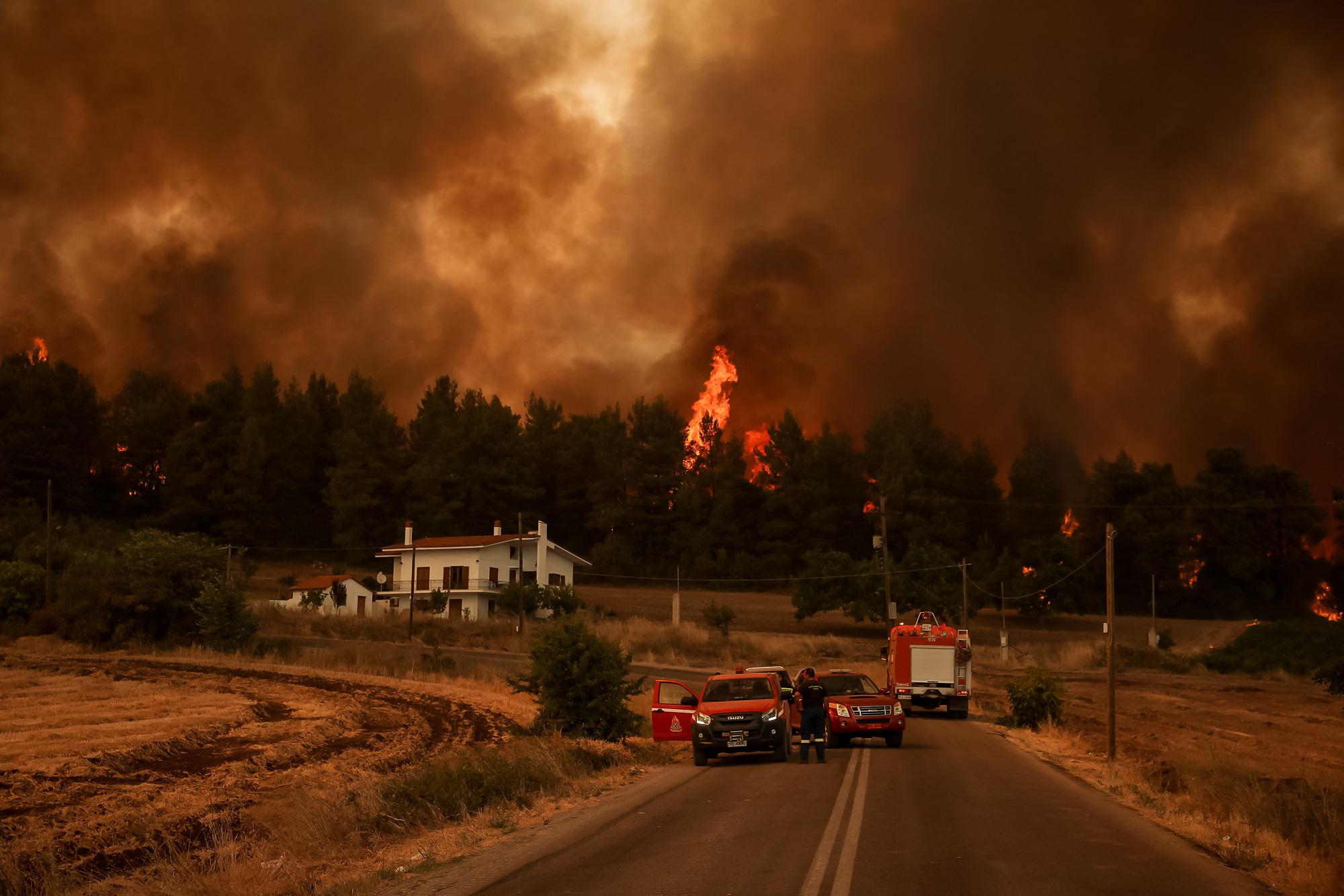 Grecia in fiamme, "incendi incontrollati minacciano vite umane"