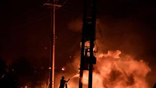 Grecia, violenti incendi infuriano alle porte di Atene