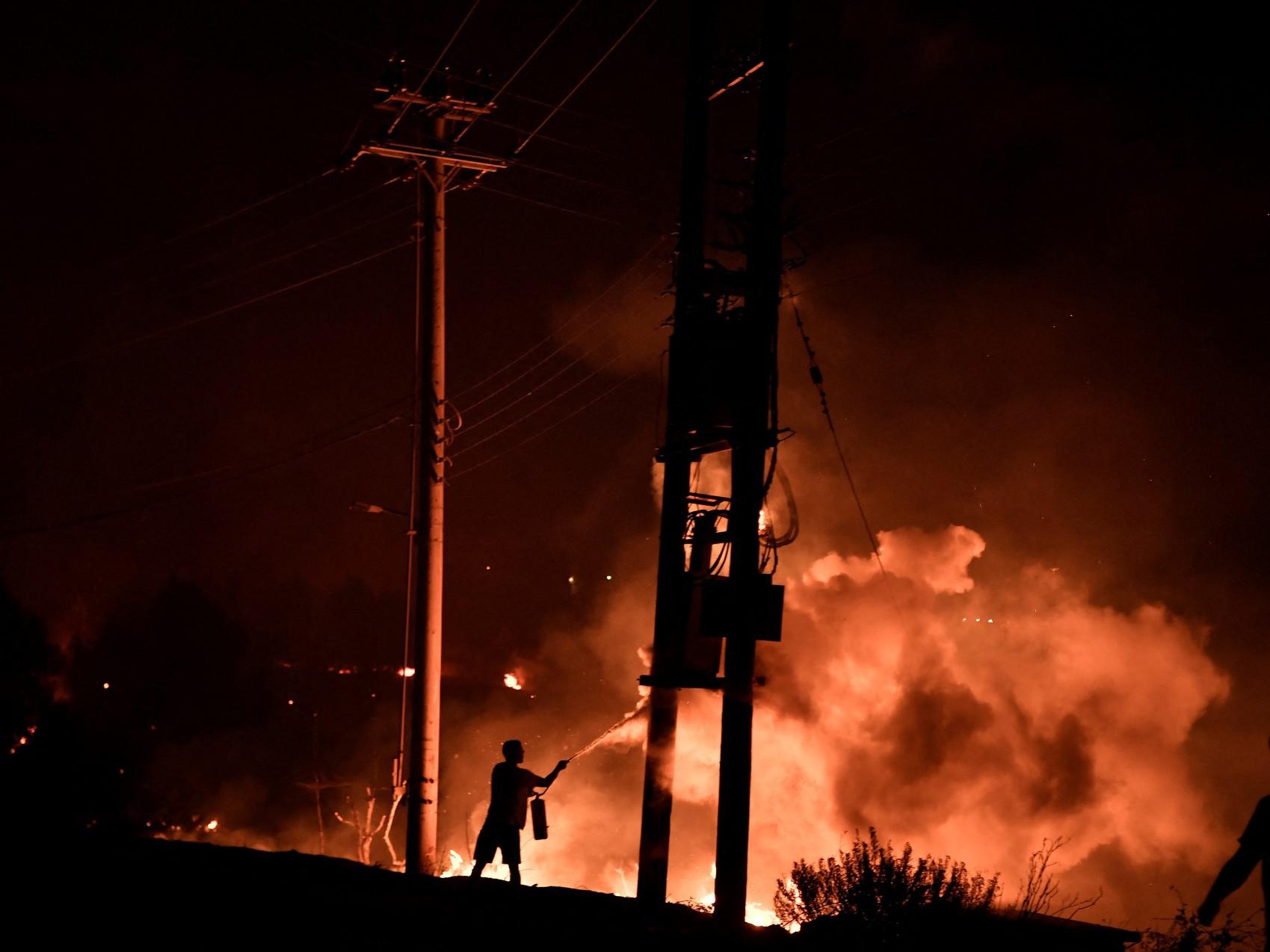 Grecia, violenti incendi infuriano alle porte di Atene