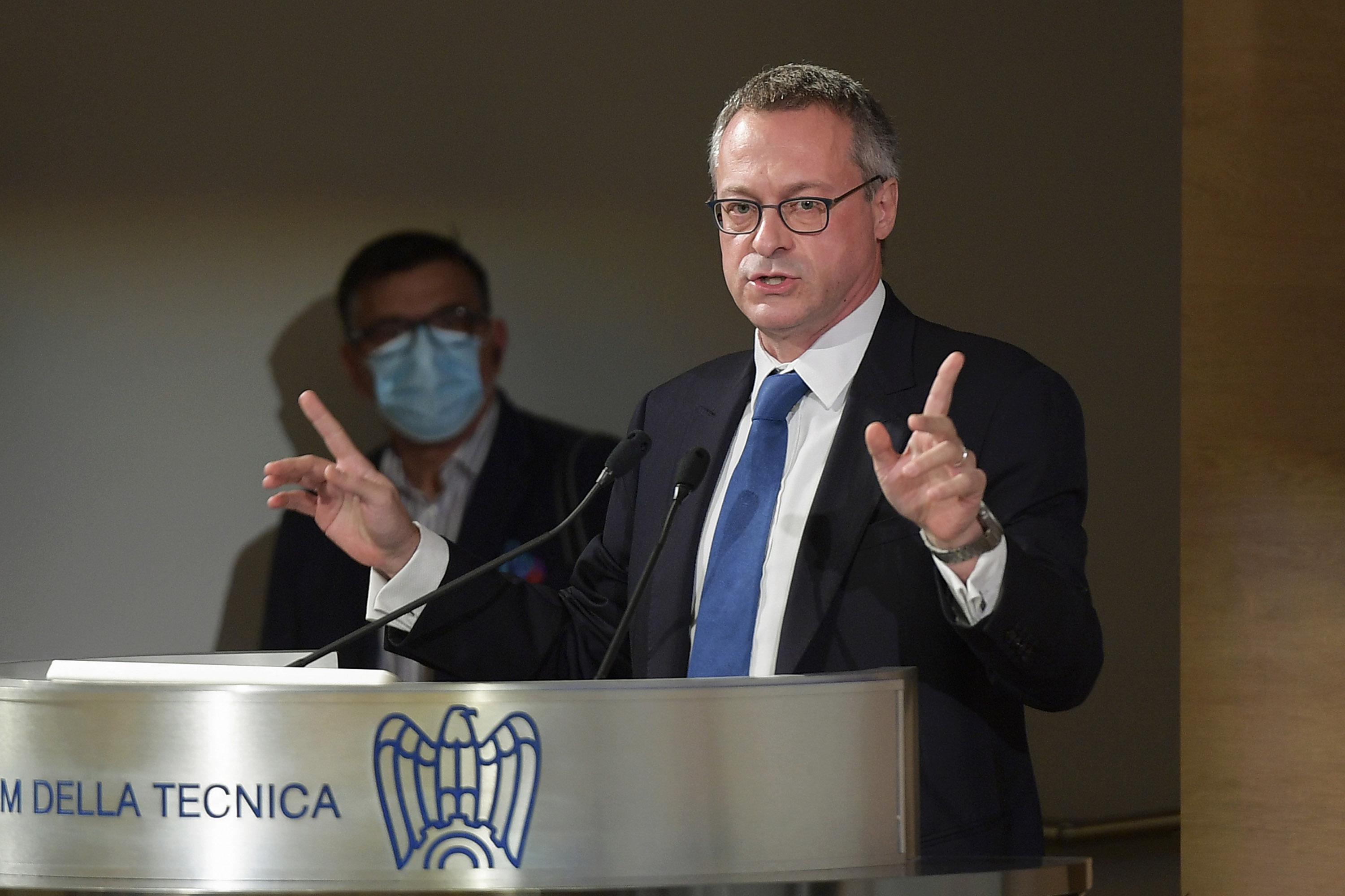 Green pass, Bonomi: "Chi soffia sul fuoco dimentica i morti"