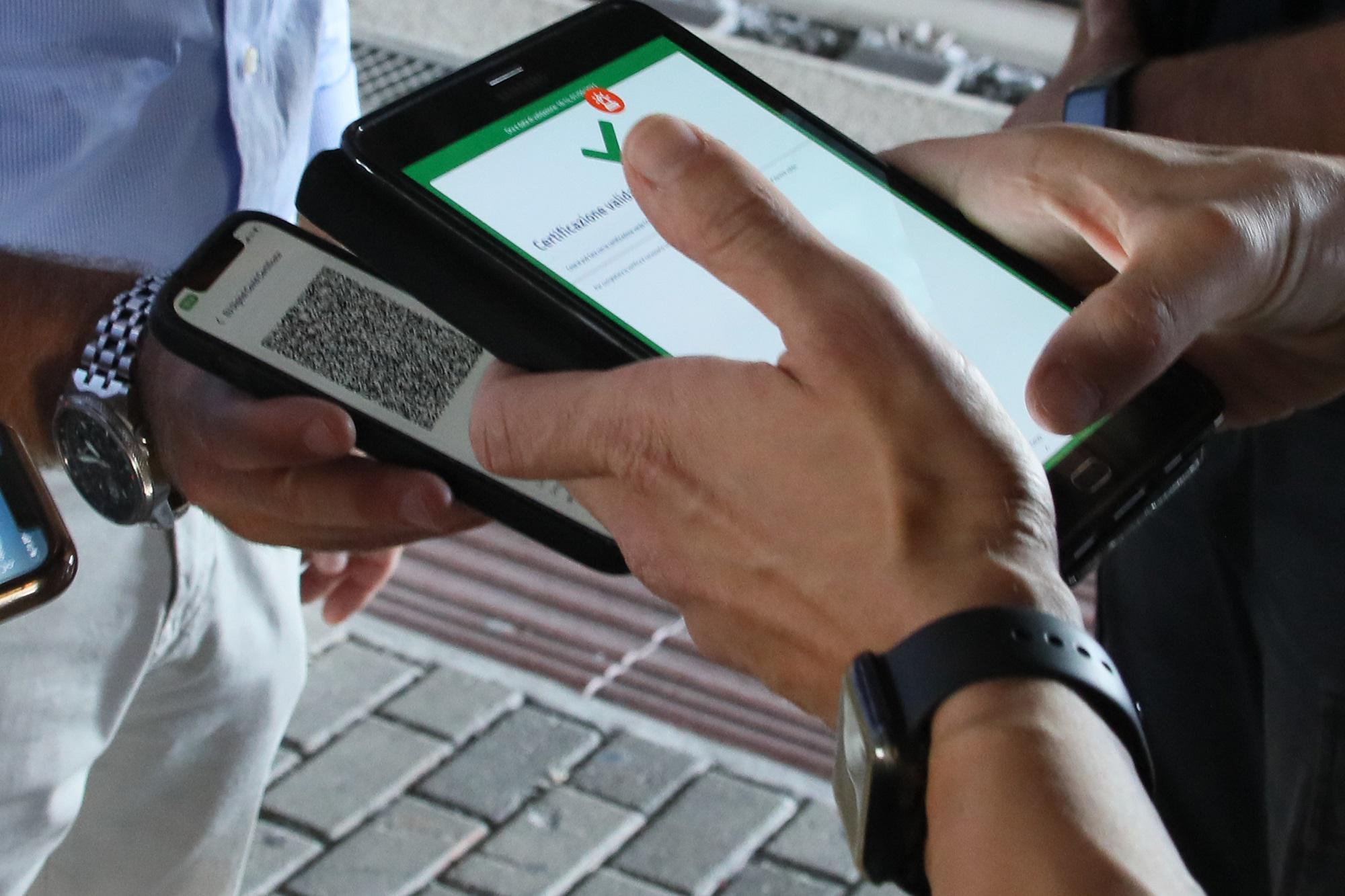 Green Pass covid, online anche Qr code intestato a Hitler