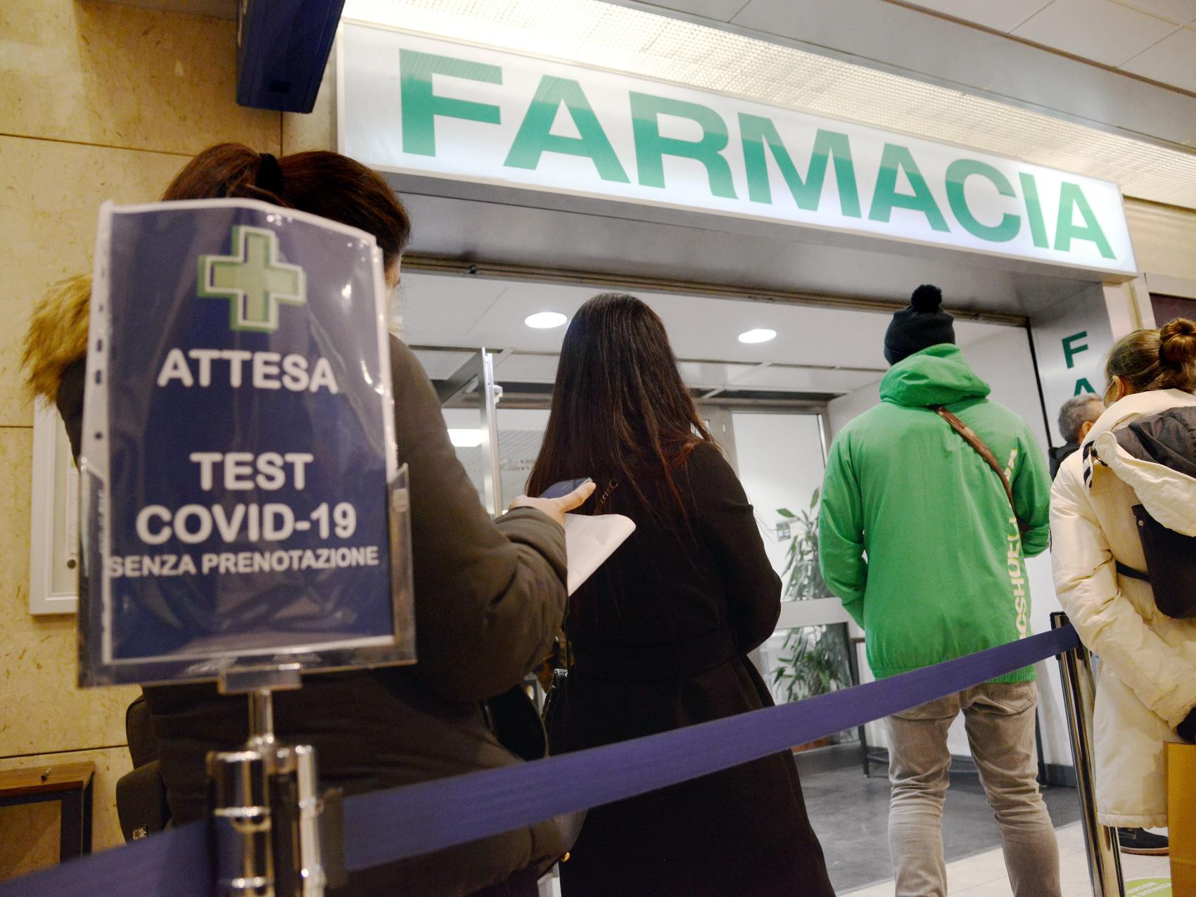 Green pass e negozi esenti, chi rischia la zona arancione: cosa succede in Italia
