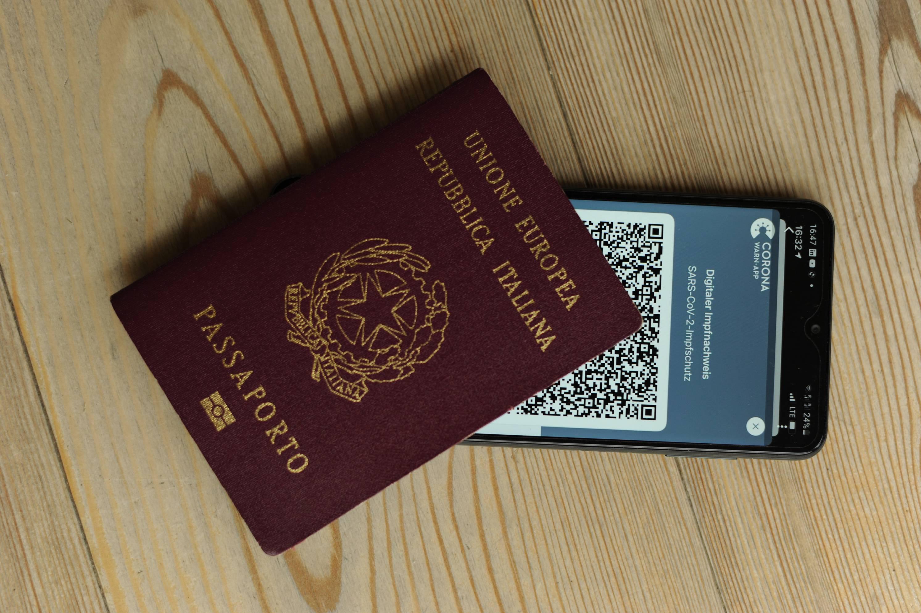 Green pass europeo al via, come richiederlo: regole Italia