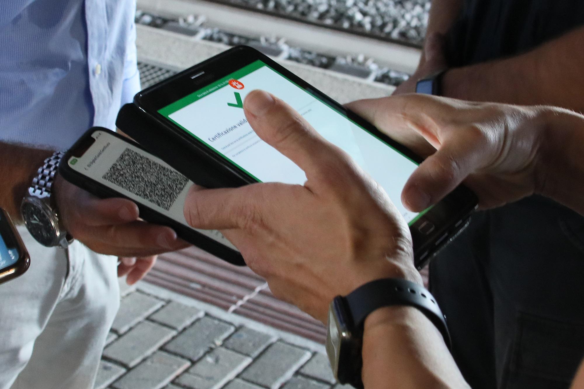Green pass illimitato con terza dose? Cosa dicono Galli, Pregliasco e Bassetti