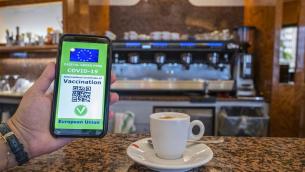 Green pass Italia obbligatorio, regole 6 agosto: prima dose e tampone