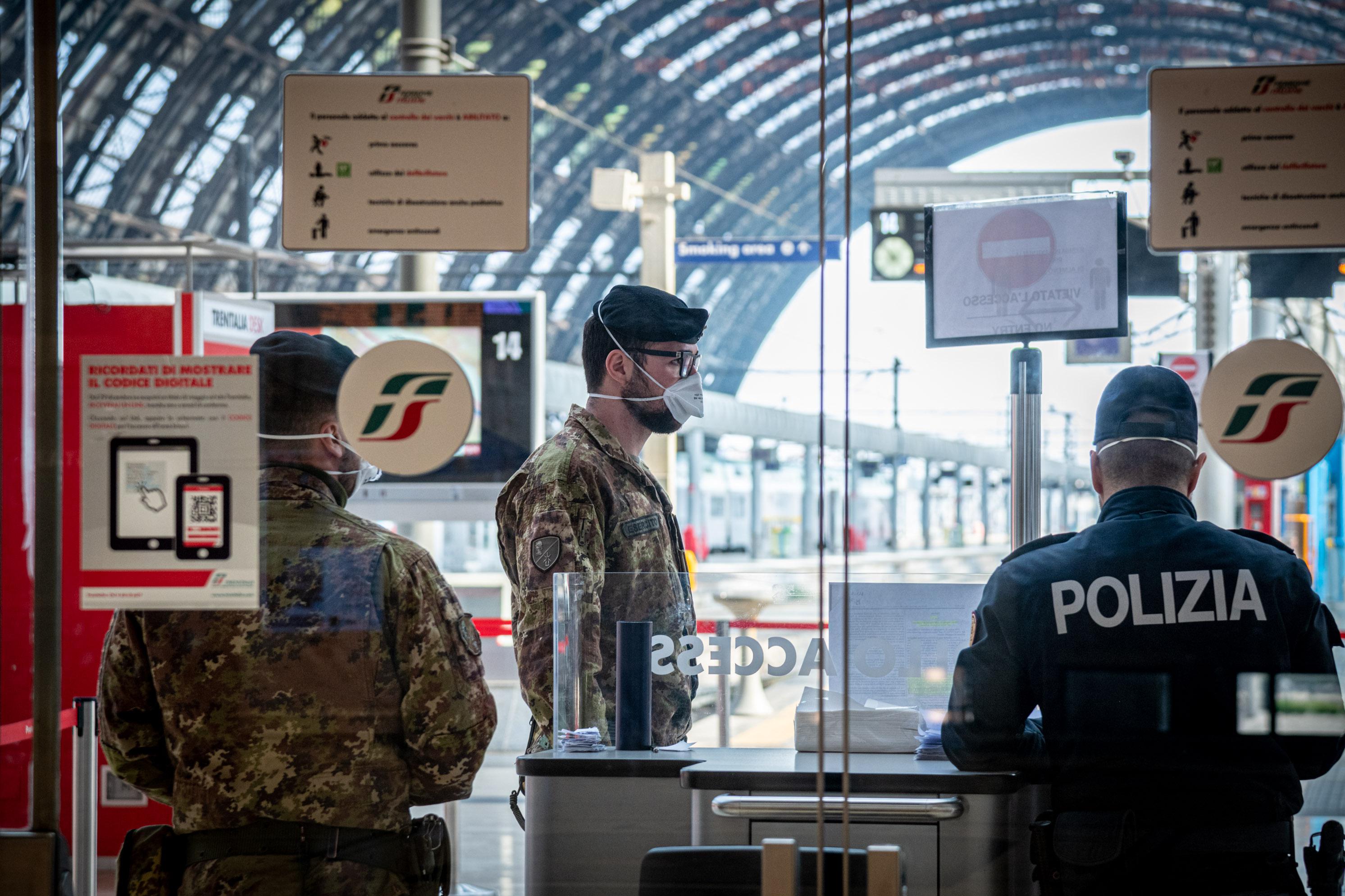 Green pass Italia obbligatorio, treni e proteste: stazioni sorvegliate