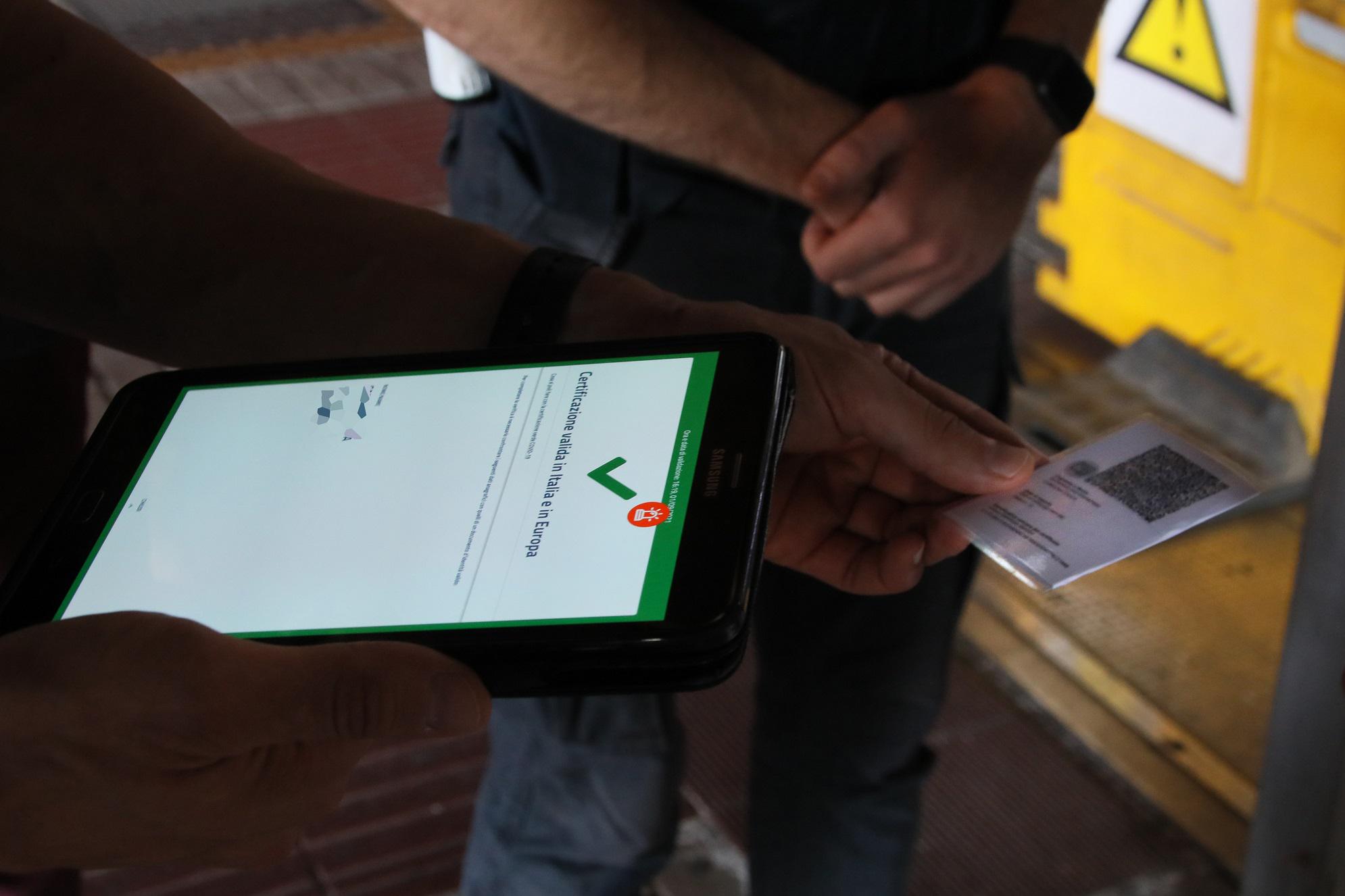 Green pass Italia scuola e Rsa, multe fino a 1000 euro per chi è senza