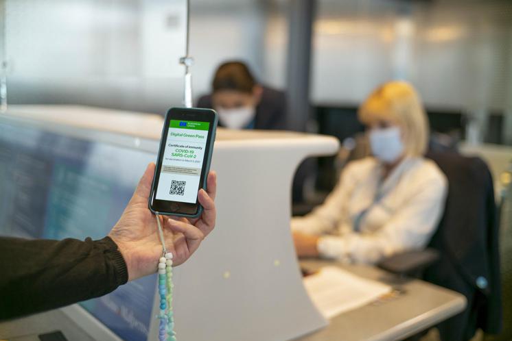Green pass lavoro obbligatorio da oggi, cosa rischia chi è senza