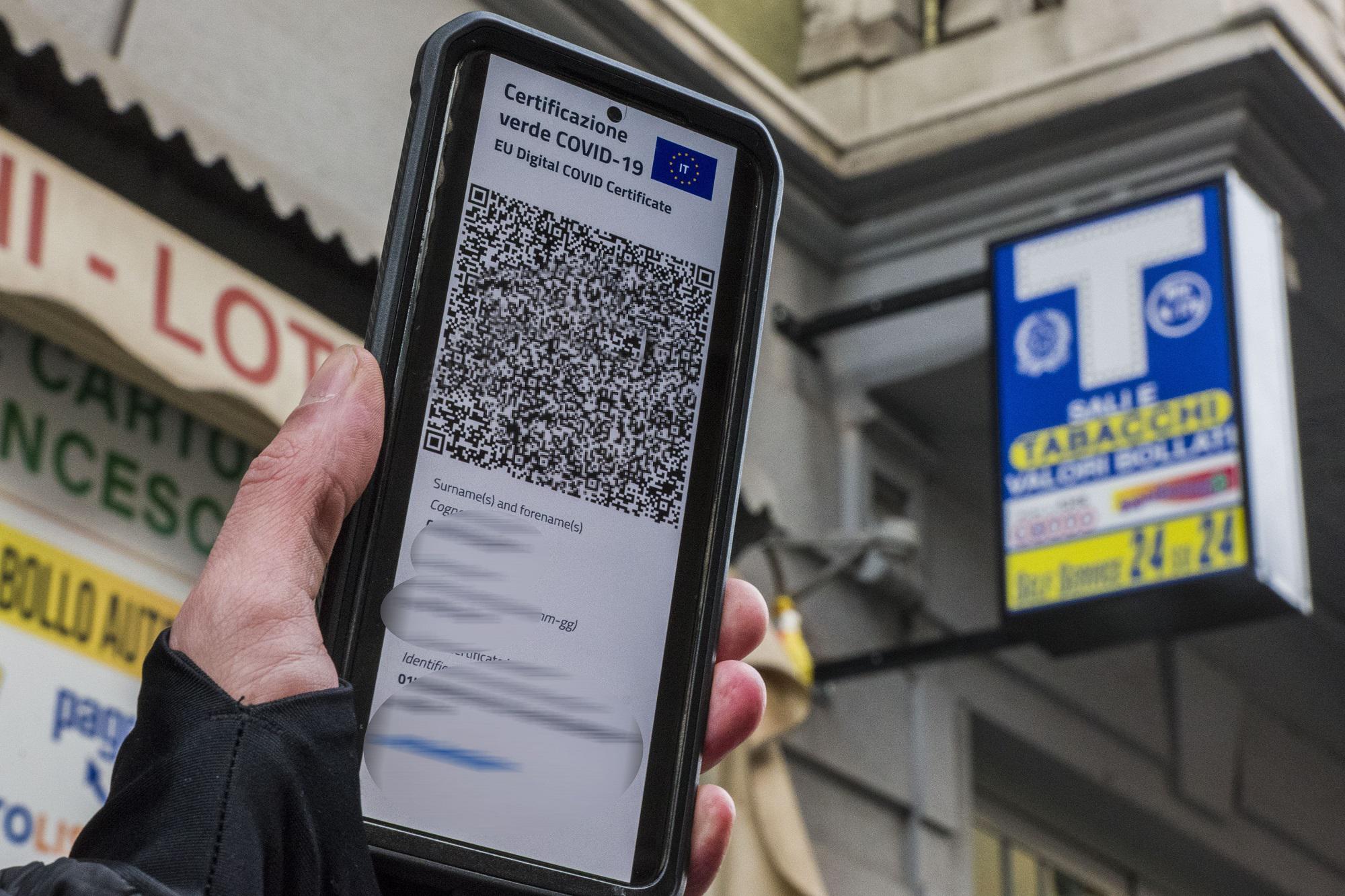 Green pass negozi 1 febbraio 2022, regole controlli: faq governo