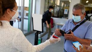 Green pass obbligatorio al lavoro, cosa ne pensano gli italiani: il sondaggio