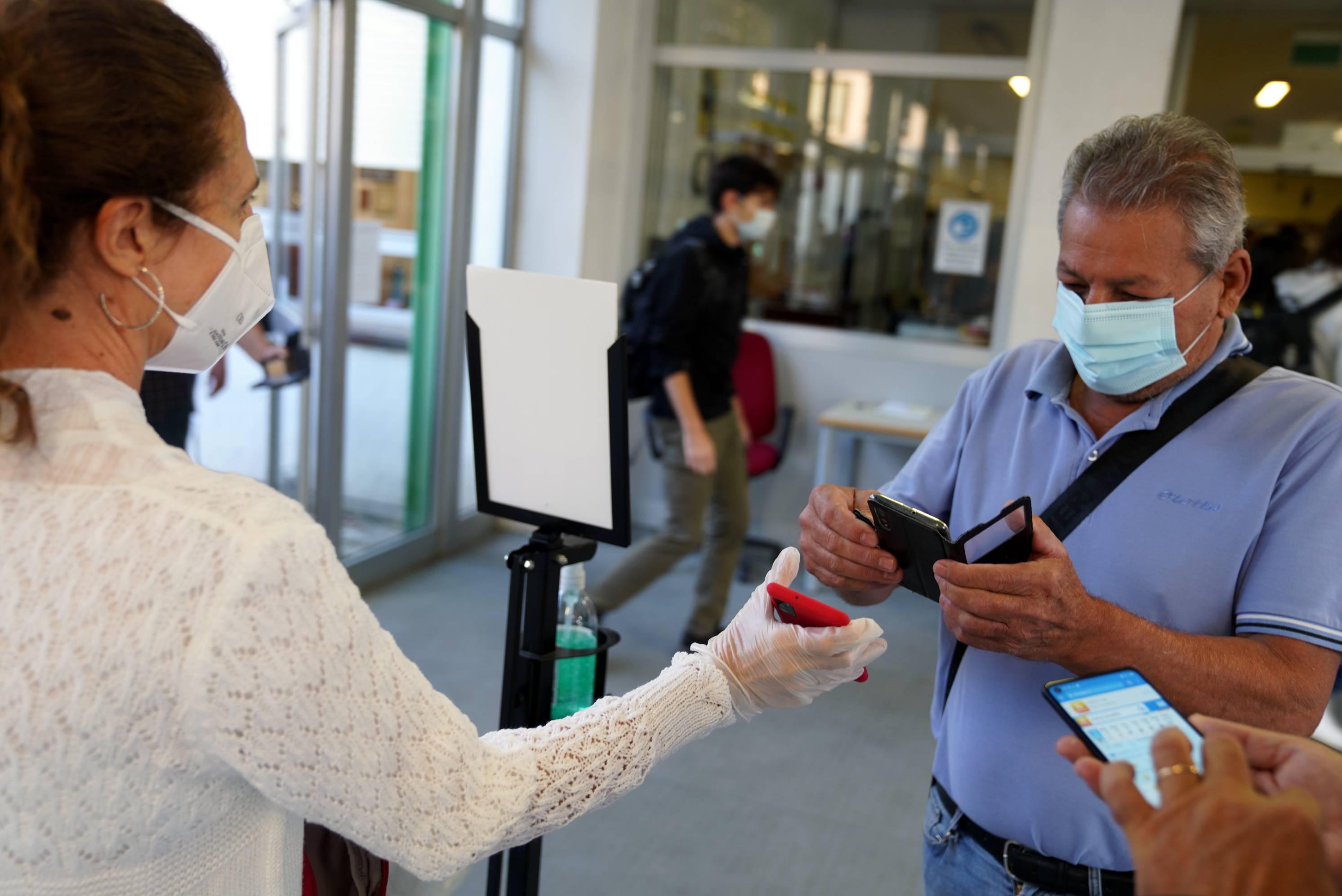 Green pass obbligatorio al lavoro, cosa ne pensano gli italiani: il sondaggio