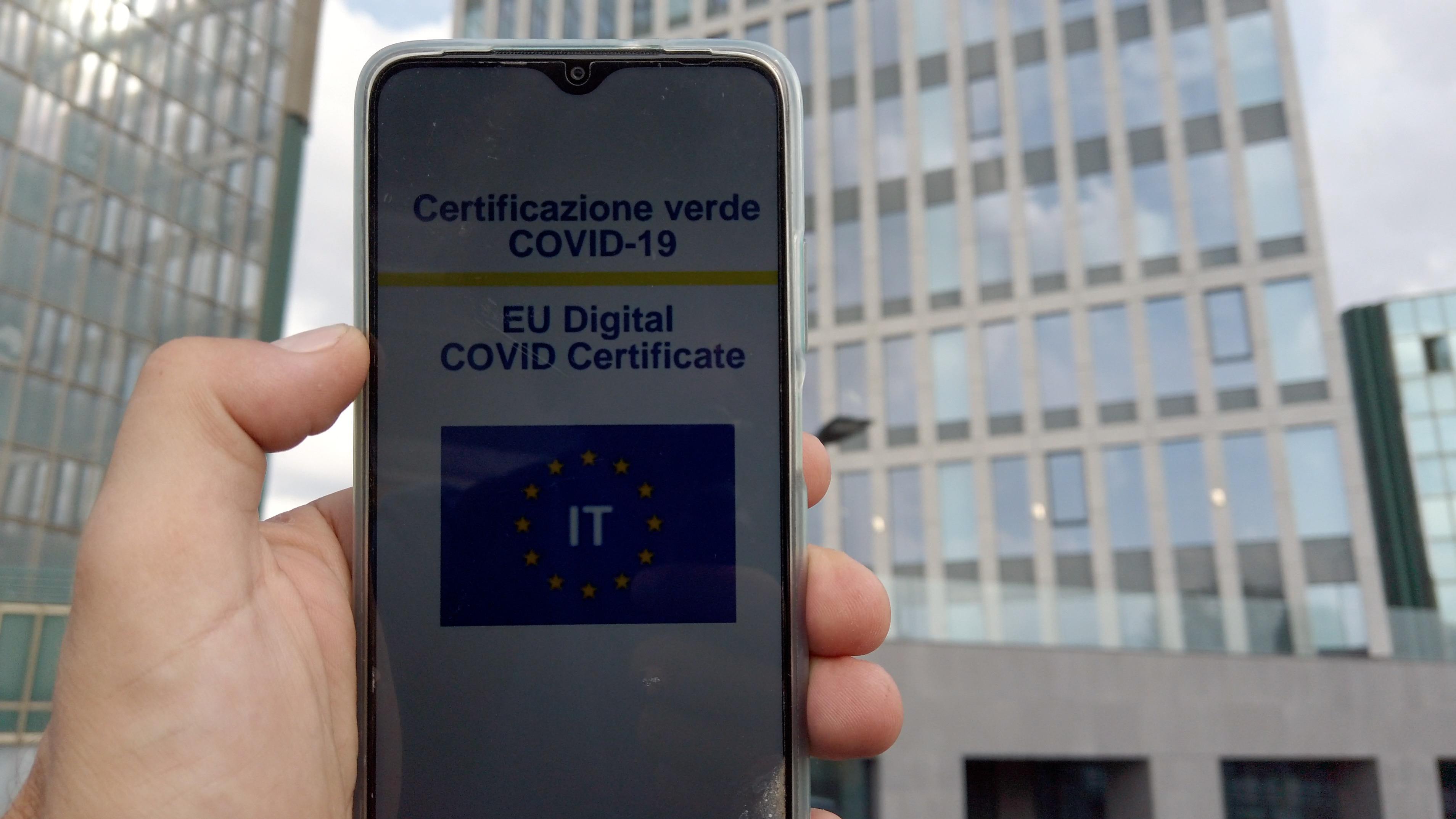 Green pass obbligatorio al lavoro, multe e controlli: tutte le regole