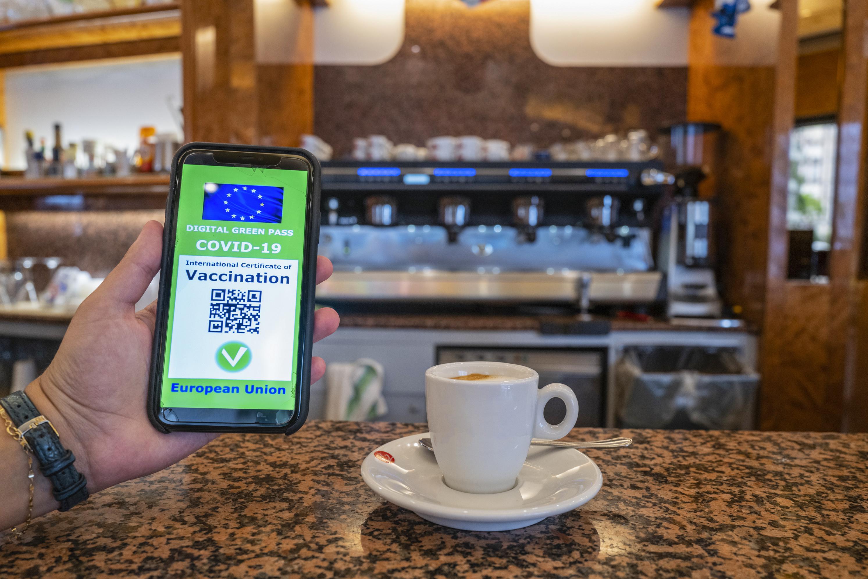 Green pass obbligatorio e controlli, chi può chiedere i documenti