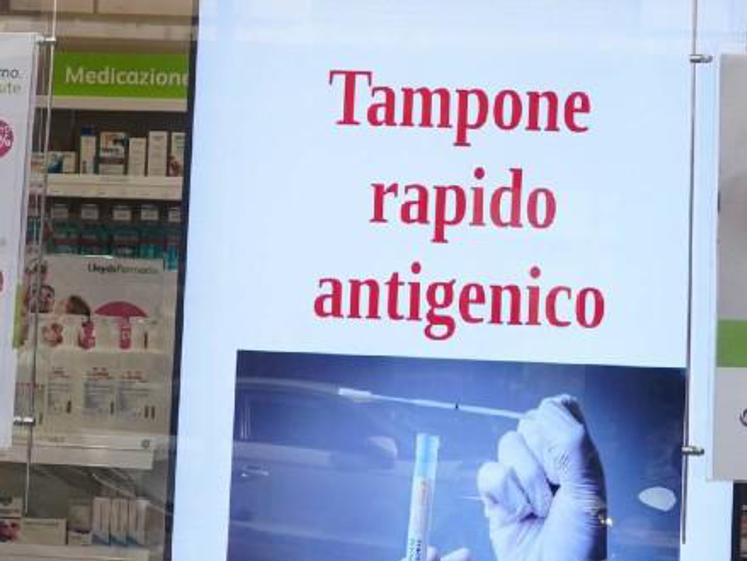 Green Pass obbligatorio, farmacisti: "Pronti a tamponi rapidi anche nei giorni chiusura"