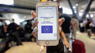 Green pass, Pregliasco: "Marcia indietro Gb è rischio"