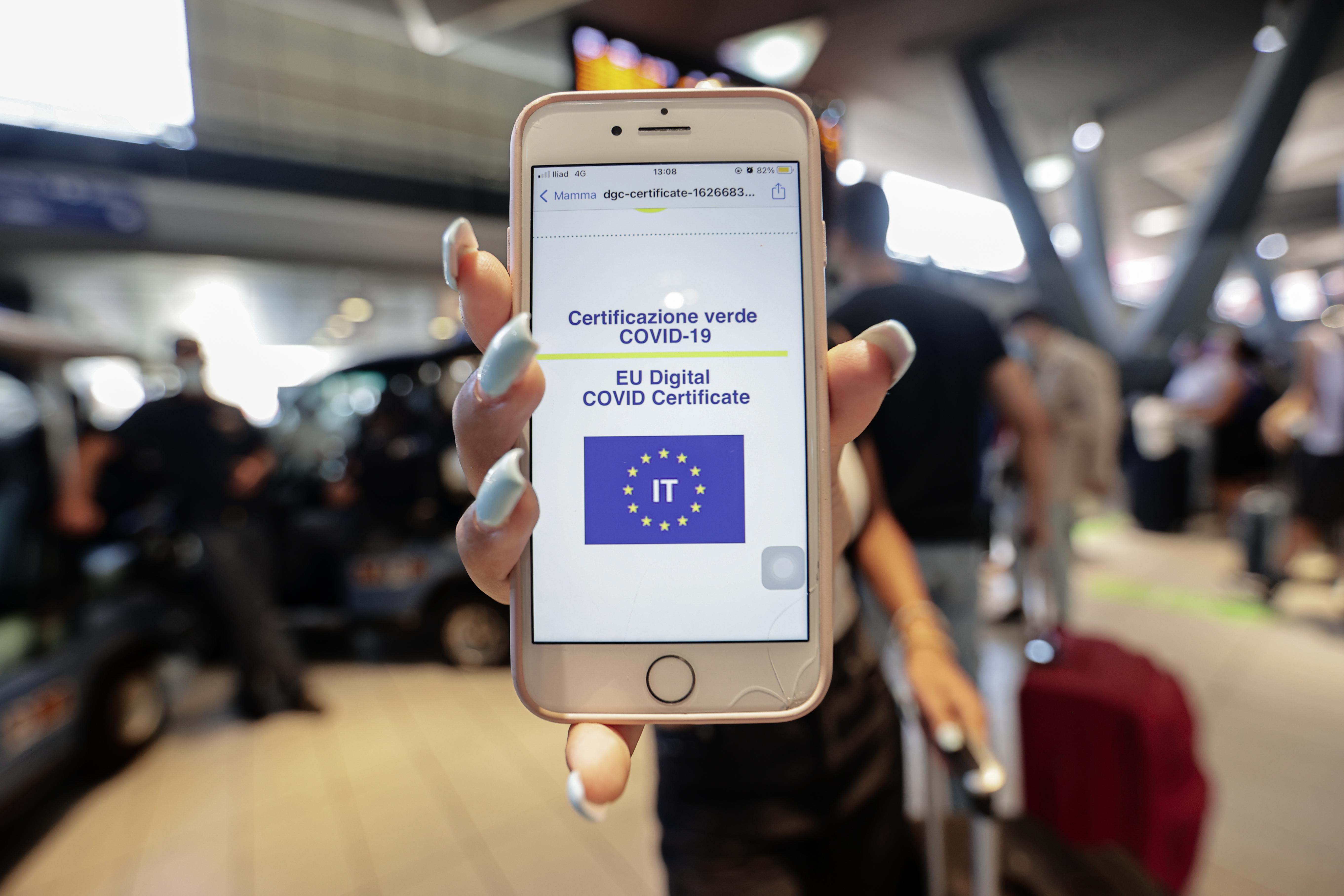 Green pass, Pregliasco: "Marcia indietro Gb è rischio"