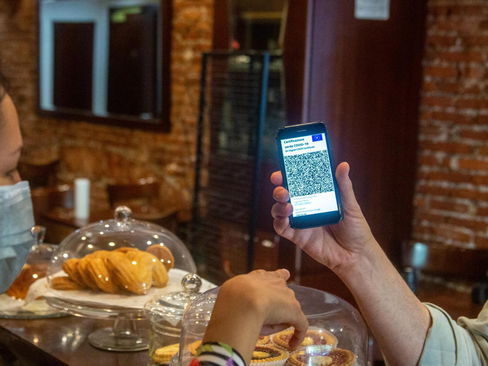 Green pass ristoranti e bar, regole e controlli dal 6 agosto