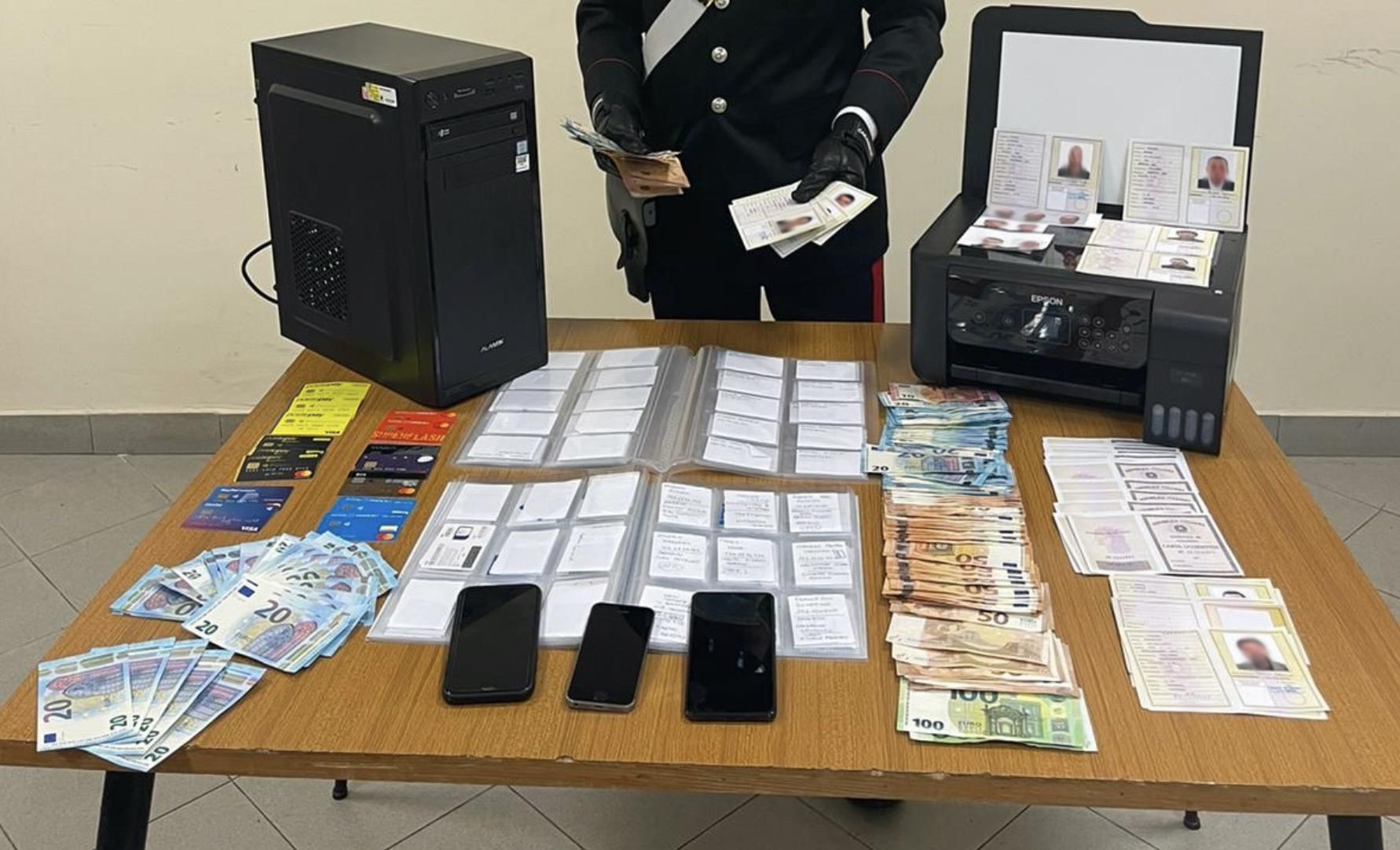 Green pass rubati e soldi falsi, arrestato 26enne nel napoletano