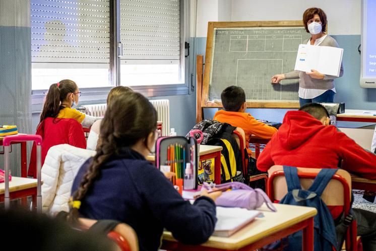 Green pass scuola, stop stipendio docenti dopo 5 giorni di assenza