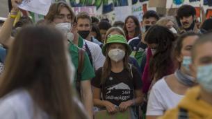 Greta balla 'Bella ciao', 7mila in piazza a Milano per il clima