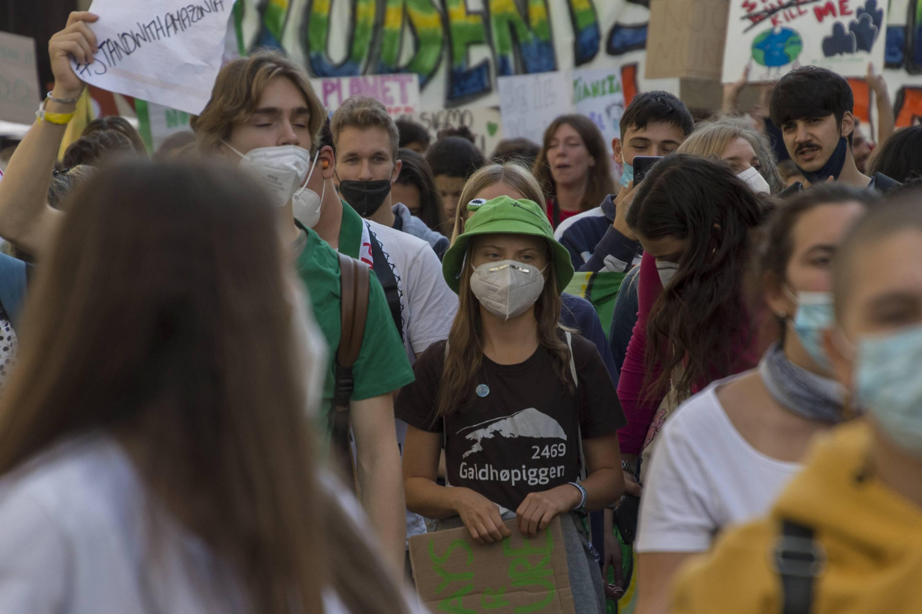 Greta balla 'Bella ciao', 7mila in piazza a Milano per il clima