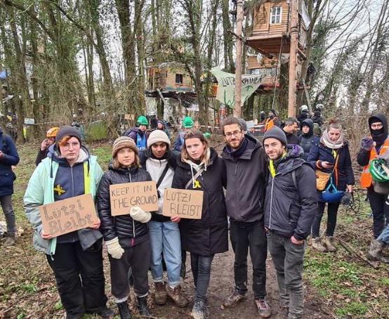Greta Thunberg con attivisti a Lutzerath: "Lignite lasciatela sottoterra"
